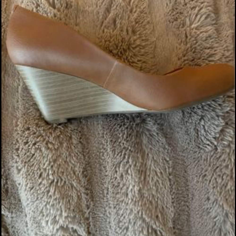 Jessica Simpson light brown closed toe wedges